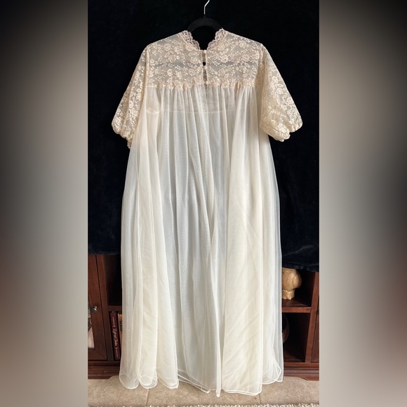 VTG nightgown 60s & 70s. style Vanity FairLucie Ann Barbizon Gossard Artemis.